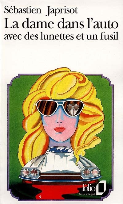-La dame dans l'auto avec des lunettes et un fusil
